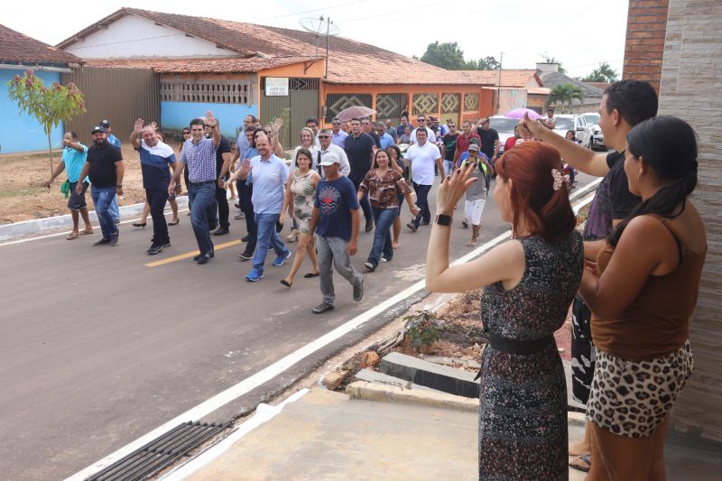 O Governador do Estado do Pará, Helder Barbalho, participou na manhã deste sábado (28), da entrega de pavimentação asfáltica de ruas no município de Santa Maria do Pará, que nesta data comemora 58 anos de emancipação. O chefe do executivo andou pelas ruas do município para conhecer tudo o que foi feito nas ruas Gerônimo Garcia, Santa Lúcia e Santa Rosa, num total de três quilômetros de extensão. As obras foram realizadas com recursos liberados do Ministério da  Integração Nacional, quando o então governador estava na pasta federal. O governador também participou da inauguração da praça São João Batista. <div class='credito_fotos'>Foto: Marco Santos / Ag. Pará   |   <a href='/midias/2019/originais/5824_d7ac7193-810c-1356-ac6a-e8fd7d585867.jpg' download><i class='fa-solid fa-download'></i> Download</a></div>