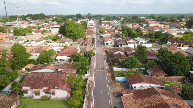 O Governador do Estado do Pará, Helder Barbalho, participou na manhã deste sábado (28), da entrega de pavimentação asfáltica de ruas no município de Santa Maria do Pará, que nesta data comemora 58 anos de emancipação. O chefe do executivo andou pelas ruas do município para conhecer tudo o que foi feito nas ruas Gerônimo Garcia, Santa Lúcia e Santa Rosa, num total de três quilômetros de extensão. As obras foram realizadas com recursos liberados do Ministério da  Integração Nacional, quando o então governador estava na pasta federal. O governador também participou da inauguração da praça São João Batista. <div class='credito_fotos'>Foto: Marco Santos / Ag. Pará   |   <a href='/midias/2019/originais/5824_d7e18f23-cb86-de49-fcf2-bd674af74159.jpg' download><i class='fa-solid fa-download'></i> Download</a></div>
