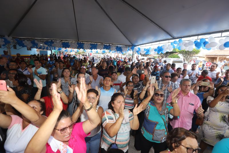 O Governador do Estado do Pará, Helder Barbalho, participou na manhã deste sábado (28), da entrega de pavimentação asfáltica de ruas no município de Santa Maria do Pará, que nesta data comemora 58 anos de emancipação. O chefe do executivo andou pelas ruas do município para conhecer tudo o que foi feito nas ruas Gerônimo Garcia, Santa Lúcia e Santa Rosa, num total de três quilômetros de extensão. As obras foram realizadas com recursos liberados do Ministério da  Integração Nacional, quando o então governador estava na pasta federal. O governador também participou da inauguração da praça São João Batista. <div class='credito_fotos'>Foto: Marco Santos / Ag. Pará   |   <a href='/midias/2019/originais/5824_fccc54ec-fc91-de0a-d812-c566b8c1c0d9.jpg' download><i class='fa-solid fa-download'></i> Download</a></div>