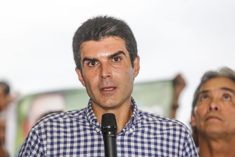 Amantes do futebol, os moradores do município de Capitão Poço, nordeste paraense, comemoraram a entrega do Estádio Municipal José Rufino de Souza, inaugurado na tarde deste sábado (28) pelo governador do Estado Helder Barbalho, com as presenças do vice-governador Lúcio Vale, secretário de Desenvolvimento Urbano e Obras Públicas Ruy Cabral, secretário de Desenvolvimento Econômico Mineração e Energia Iran Lima, presidente da Emater Cleide Martins, prefeito de cidade João Gomes de Lima, deputados estaduais, e demais autoridades locais.  <div class='credito_fotos'>Foto: Marcelo Seabra / Ag. Pará   |   <a href='/midias/2019/originais/5825_26b2ef8e-f6f7-4ac3-0286-7a9671de8ea8.jpg' download><i class='fa-solid fa-download'></i> Download</a></div>