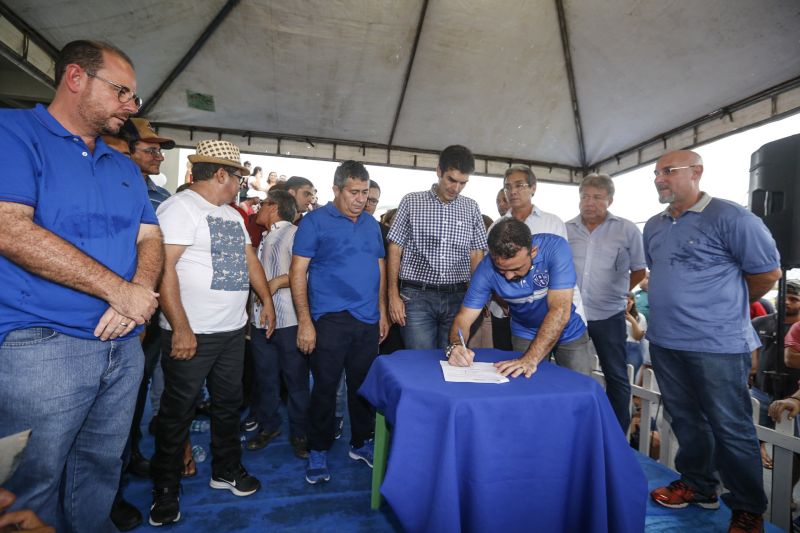 Amantes do futebol, os moradores do município de Capitão Poço, nordeste paraense, comemoraram a entrega do Estádio Municipal José Rufino de Souza, inaugurado na tarde deste sábado (28) pelo governador do Estado Helder Barbalho, com as presenças do vice-governador Lúcio Vale, secretário de Desenvolvimento Urbano e Obras Públicas Ruy Cabral, secretário de Desenvolvimento Econômico Mineração e Energia Iran Lima, presidente da Emater Cleide Martins, prefeito de cidade João Gomes de Lima, deputados estaduais, e demais autoridades locais.  <div class='credito_fotos'>Foto: Marcelo Seabra / Ag. Pará   |   <a href='/midias/2019/originais/5825_32afb1ea-cdf0-c05d-55fb-1701f3c817f4.jpg' download><i class='fa-solid fa-download'></i> Download</a></div>