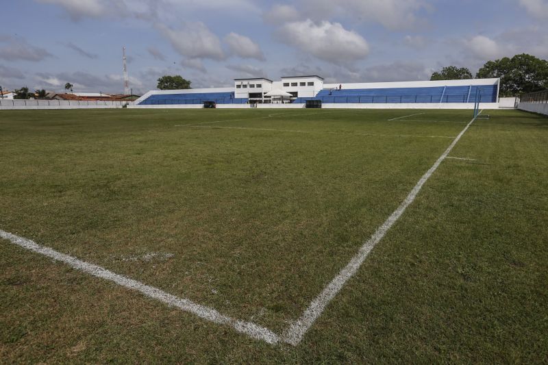 Amantes do futebol, os moradores do município de Capitão Poço, nordeste paraense, comemoraram a entrega do Estádio Municipal José Rufino de Souza, inaugurado na tarde deste sábado (28) pelo governador do Estado Helder Barbalho, com as presenças do vice-governador Lúcio Vale, secretário de Desenvolvimento Urbano e Obras Públicas Ruy Cabral, secretário de Desenvolvimento Econômico Mineração e Energia Iran Lima, presidente da Emater Cleide Martins, prefeito de cidade João Gomes de Lima, deputados estaduais, e demais autoridades locais.  <div class='credito_fotos'>Foto: Marcelo Seabra / Ag. Pará   |   <a href='/midias/2019/originais/5825_3656c718-2903-c259-64b4-373ab8d4a411.jpg' download><i class='fa-solid fa-download'></i> Download</a></div>