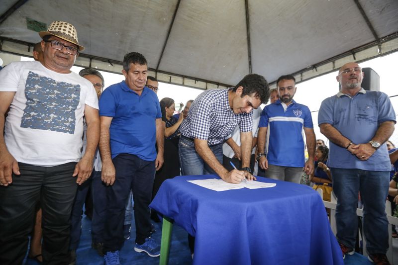 Amantes do futebol, os moradores do município de Capitão Poço, nordeste paraense, comemoraram a entrega do Estádio Municipal José Rufino de Souza, inaugurado na tarde deste sábado (28) pelo governador do Estado Helder Barbalho, com as presenças do vice-governador Lúcio Vale, secretário de Desenvolvimento Urbano e Obras Públicas Ruy Cabral, secretário de Desenvolvimento Econômico Mineração e Energia Iran Lima, presidente da Emater Cleide Martins, prefeito de cidade João Gomes de Lima, deputados estaduais, e demais autoridades locais.  <div class='credito_fotos'>Foto: Marcelo Seabra / Ag. Pará   |   <a href='/midias/2019/originais/5825_442fb889-4663-1fa4-c34c-8a53fa1b10c1.jpg' download><i class='fa-solid fa-download'></i> Download</a></div>