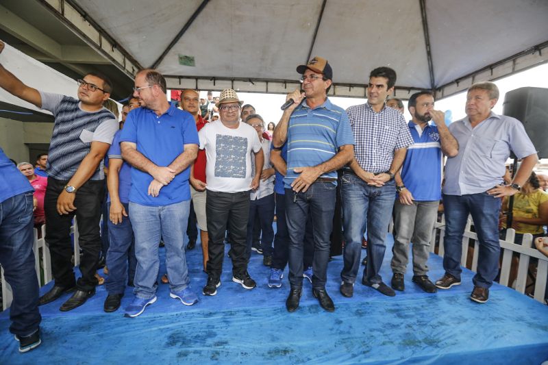 Amantes do futebol, os moradores do município de Capitão Poço, nordeste paraense, comemoraram a entrega do Estádio Municipal José Rufino de Souza, inaugurado na tarde deste sábado (28) pelo governador do Estado Helder Barbalho, com as presenças do vice-governador Lúcio Vale, secretário de Desenvolvimento Urbano e Obras Públicas Ruy Cabral, secretário de Desenvolvimento Econômico Mineração e Energia Iran Lima, presidente da Emater Cleide Martins, prefeito de cidade João Gomes de Lima, deputados estaduais, e demais autoridades locais.  <div class='credito_fotos'>Foto: Marcelo Seabra / Ag. Pará   |   <a href='/midias/2019/originais/5825_b56382f4-1a15-d508-9607-f1b4a0155e34.jpg' download><i class='fa-solid fa-download'></i> Download</a></div>