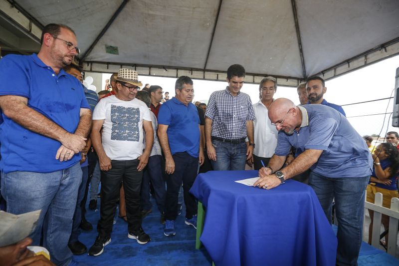 Amantes do futebol, os moradores do município de Capitão Poço, nordeste paraense, comemoraram a entrega do Estádio Municipal José Rufino de Souza, inaugurado na tarde deste sábado (28) pelo governador do Estado Helder Barbalho, com as presenças do vice-governador Lúcio Vale, secretário de Desenvolvimento Urbano e Obras Públicas Ruy Cabral, secretário de Desenvolvimento Econômico Mineração e Energia Iran Lima, presidente da Emater Cleide Martins, prefeito de cidade João Gomes de Lima, deputados estaduais, e demais autoridades locais.  <div class='credito_fotos'>Foto: Marcelo Seabra / Ag. Pará   |   <a href='/midias/2019/originais/5825_cbca4109-b0c2-d829-37af-1ee8f8fab7fc.jpg' download><i class='fa-solid fa-download'></i> Download</a></div>