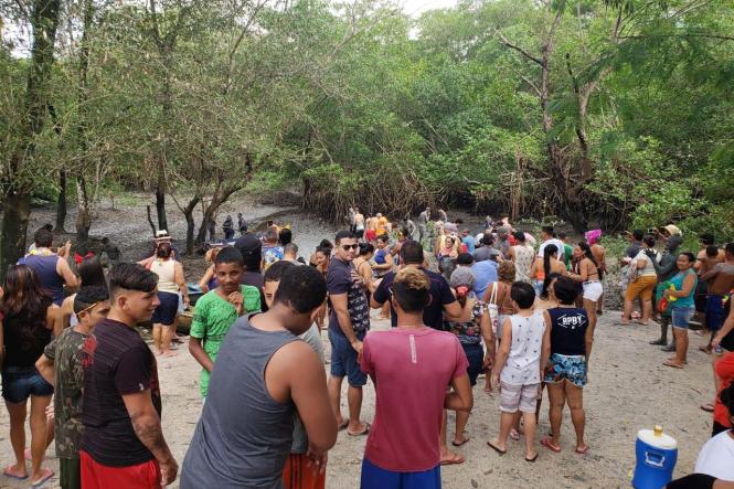 O Carnaval, ao contrário do que muitos pensam, é também um palco para ressaltar assuntos que merecem destaque durante o ano inteiro. Na cidade de Curuçá, localizada no nordeste paraense, a valorização do mangue para a economia local, que serve de hábitat para crustáceos, como o caranguejo e a importância da vegetação para a natureza são destaques no bloco “Pretinhos do mangue” que reúne a cada carnaval um número maior de brincantes que passam a se conscientizar de que o carnaval além de alegria, festas e danças é também preservação. O bloco “Pretinhos do Mangue” desfila pelas ruas do centro de Curuçá, sempre aos domingos e na terça-feira gorda de carnaval.

FOTO: ASCOM / SEGUP
DATA: 06.03.2019
CURUÇA - PA <div class='credito_fotos'>Foto: ASCOM / SEGUP   |   <a href='/midias/2019/originais/58751c53-59b0-414c-9183-6959758a0c2f.jpg' download><i class='fa-solid fa-download'></i> Download</a></div>