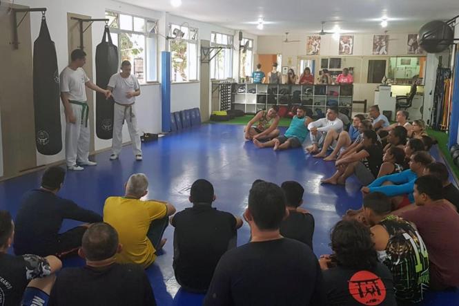 Um grupo de mais de 40 agentes penitenciários da Superintendência do Sistema Penitenciário do Estado (Susipe) participou, nesta quarta-feira (3), de uma oficina de defesa pessoal “Krav Maga”. A iniciativa é da Coordenadoria de Assistência e Valorização do Servidor (Cavs), com o objetivo de preparar os servidores para situações de crises nas unidades penais.

FOTO: ASCOM  / SUSIPE
DATA: 03.04.2019
BELÉM - PA <div class='credito_fotos'>Foto: ASCOM / SUSIPE   |   <a href='/midias/2019/originais/58755526-39da-4767-bfd9-9b21437d8c64.jpg' download><i class='fa-solid fa-download'></i> Download</a></div>