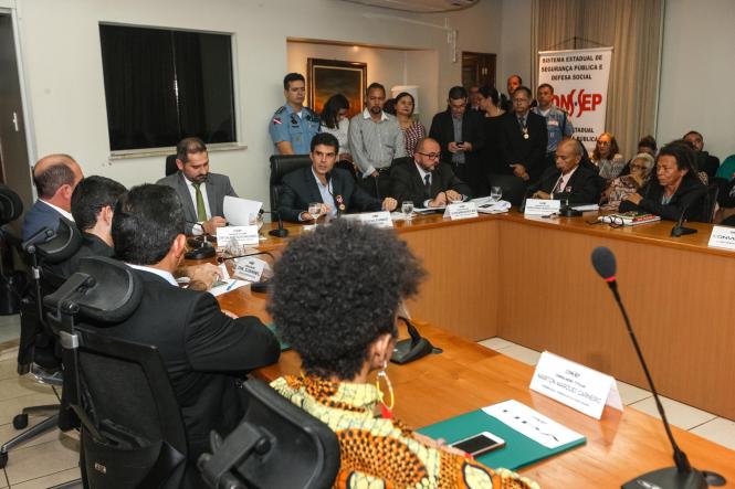 Foram empossados, nesta quinta-feira (21), no plenário da Secretaria de Estado de Segurança Pública e Defesa Social do Pará (Segup), os membros e presidente do Conselho Estadual de Segurança Pública (Consep) dando início ao trabalho do colegiado para o biênio 2019/2020. O governador do estado, Helder Barbalho, foi homenageado durante a sessão especial, por priorizar em sua gestão as questões de segurança e cidadania. Essa foi a primeira vez que um chefe de estado se fez presente em uma reunião do conselho.

FOTO: WAGNER SANTANA / AGÊNCIA PARÁ
DATA: 21.02.2019
BELÉM - PA <div class='credito_fotos'>Foto: Wagner Santana / Ag. Pará   |   <a href='/midias/2019/originais/5880f7d7-c1c0-4c88-a2f2-b1a360a0cd8b.jpg' download><i class='fa-solid fa-download'></i> Download</a></div>