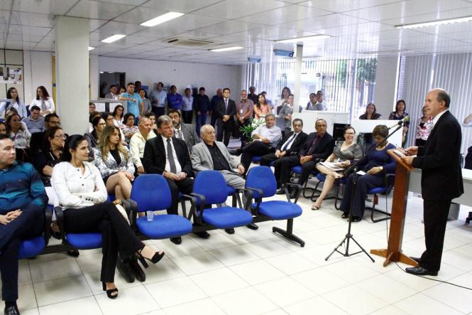 O secretário da Fazenda, René Sousa, empossou na tarde desta segunda-feira, (14), o coordenador da unidade regional de Belém, o auditor fiscal de receitas estaduais Mário Neves. Ele também visitou as unidades que funcionam no prédio da Central de Serviços da Sefa, na Gentil Bittencourt. A Coordenação de Belém é a maior unidade em número de contribuintes de impostos estaduais.

FOTO: ADRIANO NASCIMENTO/DIVULGAÇÃO
DATA: 15.01.2019
BELÉM - PARÁ <div class='credito_fotos'>Foto: Ascom Sefa   |   <a href='/midias/2019/originais/589b89e7-2f8a-43b0-949c-688ade36614f.jpg' download><i class='fa-solid fa-download'></i> Download</a></div>