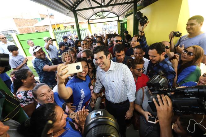Seguindo agenda do programa "Governo por todo o Pará", o governador Helder Barbalho esteve, na manhã desta quarta-feira (3), em Parauapebas, distante cerca de 120 quilômetros de Marabá, atual sede administrativa do Estado. Ele participou da Ação de Cidadania promovida pelo ParáPaz, na Escola Municipal Nelson Mandela, no bairro Tropical, e visitou obras do Estado que estão em andamento no município, como a nova sede do ParáPaz e a Escola Estadual Irmã Dulce.

FOTO MARCO SANTOS / AGENCIA PARA
DATA 03.04.2019
PARAUAPEBAS - PARA <div class='credito_fotos'>Foto: Marco Santos / Ag. Pará   |   <a href='/midias/2019/originais/58c10bd3-b435-4fa0-a2d3-cb3270ec76a5.jpg' download><i class='fa-solid fa-download'></i> Download</a></div>