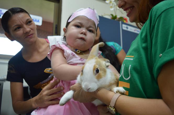 Usuários, acompanhantes e colaboradores do Hospital Regional do Baixo Amazonas, em Santarém, gerenciado pela Pró-Saúde, participam, até esta quinta-feira (18), da programação “Páscoa, o seu verdadeiro significado é o amor”. A intenção é amenizar a angústia dos pacientes e tornar o ambiente hospitalar mais acolhedor.

FOTO: ASCOM / HRBA
DATA: 17.04.2019
BELÉM - PARÁ <div class='credito_fotos'>Foto: Ascom HRBA   |   <a href='/midias/2019/originais/58defa32-e875-4381-a7f4-0ffc2ab32443.jpg' download><i class='fa-solid fa-download'></i> Download</a></div>