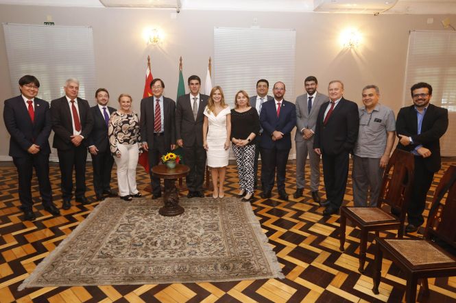 O governador do Estado, Helder Barbalho, e o vice, Lúcio Vale, receberam o presidente da Câmara de Comércio e Indústria Brasil-China, Charles Tang no início da tarde desta segunda-feira (22), no Palácio do Governo, em Belém. O representante chinês apresentou ao chefe do Executivo estadual as oportunidades de investimentos que o país pode fazer no Pará, em áreas como infraestrutura, saneamento básico e mineração.

FOTO: MARCELO SEABRA / AGÊNCIA PARÁ
DATA: 22.04.2019
BELÉM - PARÁ <div class='credito_fotos'>Foto: Marcelo Seabra / Ag. Pará   |   <a href='/midias/2019/originais/58e8843e-f3d2-4b01-b653-84c93c9610af.jpg' download><i class='fa-solid fa-download'></i> Download</a></div>