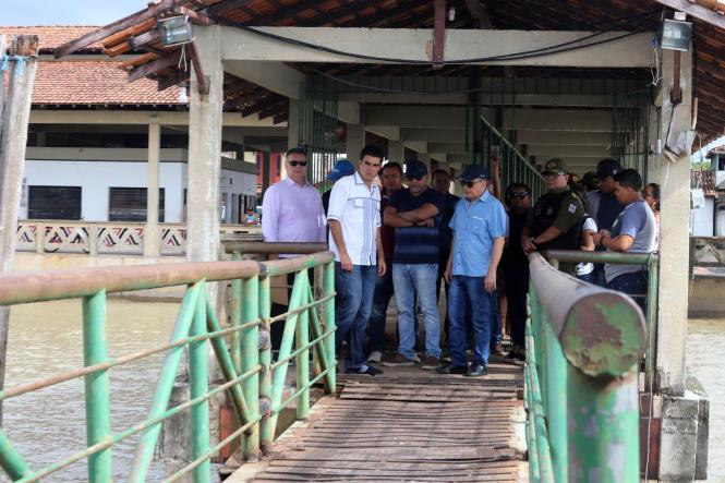 O governador Helder Barbalho visitou, neste domingo (20), o arquipélago do Marajó. Ele desembarcou em Salvaterra, por volta das 9h, e foi direto para o Porto do Camará, principal porta de entrada e saída dessa região, onde inspecionou a estrutura do local ao lado do diretor técnico da Secretaria de Estado de Transportes (Setran), João Renato Aguiar, e do prefeito de Salvaterra, Valentim Oliveira. 

FOTO: MARCO SANTOS/AGÊNCIA PARÁ.
DATA: 20.01.2019
SALVATERRA - PARÁ
 <div class='credito_fotos'>Foto: Marco Santos / Ag. Pará   |   <a href='/midias/2019/originais/58f77002-cc21-4ec7-bf31-91d57bfd6c90.jpg' download><i class='fa-solid fa-download'></i> Download</a></div>
