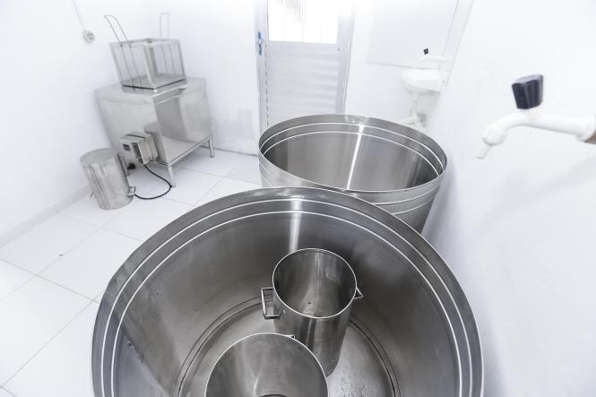 Quase 200 famílias serão beneficiadas, direta e indiretamente, com a abertura da agroindústria de beneficiamento de frutas na comunidade de Vila São Manoel, na zona rural de Moju, no nordeste paraense. A inauguração aconteceu neste sábado (16), e contou com a presença do governador do Estado, Helder Barbalho, e da prefeita do município, Nilma Lima.

FOTO: MARCELO SEABRA / AGÊNCIA PARÁ
DATA: 16.03.2019
MOJU - PA <div class='credito_fotos'>Foto: Marcelo Seabra / Ag. Pará   |   <a href='/midias/2019/originais/58fe4355-85d6-404f-a1d4-04e7a38d2495.jpg' download><i class='fa-solid fa-download'></i> Download</a></div>