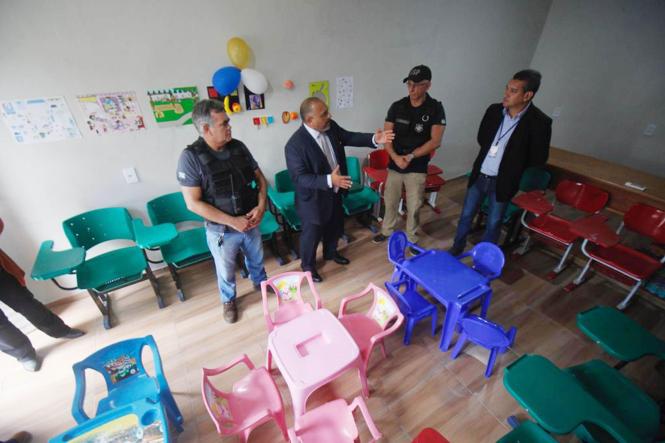 Detentos custodiados no Centro de Recuperação Agrícola Mariano Antunes (Crama), em Marabá, agora terão uma brinquedoteca para receber a visitas dos filhos. O novo espaço foi inaugurado durante visita à unidade prisional pela comitiva da Superintendência do Sistema Penitenciário do Pará (Susipe). A ação faz parte do programa "Governo por Todo o Pará", iniciado na última terça-feira (2) na região sudeste, onde a sede administrativa do Estado permanece até esta sexta (5).

FOTO: ASCOM / SUSIPE
DATA: 05.04.2019
MARABÁ - PA <div class='credito_fotos'>Foto: ASCOM / SUSIPE   |   <a href='/midias/2019/originais/590de8c0-5ec2-4a15-a05a-471a8908ef3b.jpg' download><i class='fa-solid fa-download'></i> Download</a></div>