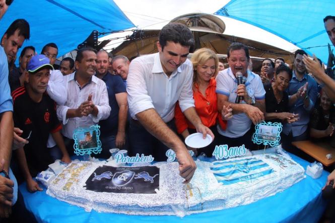 A cidade de Belém comemorou, neste sábado (12), seus 403 anos. Tradicionalmente, o mercado do Ver-o-Peso é sempre um dos principais palcos das comemoração pela data. O governador do Pará, Helder Barbalho, acompanhado do vice-governador, Lúcio Vale, de deputados estaduais, federais, vereadores e várias lideranças locais, esteve presente no mercado, celebrando a nova idade da capital do Estado.

FOTO: AG. PARÁ
DATA: 12.01.2019
BELÉM - PARÁ <div class='credito_fotos'>Foto: Agência Pará   |   <a href='/midias/2019/originais/590e9cee-549f-4f6a-b7c1-d684d94c61f9.jpg' download><i class='fa-solid fa-download'></i> Download</a></div>