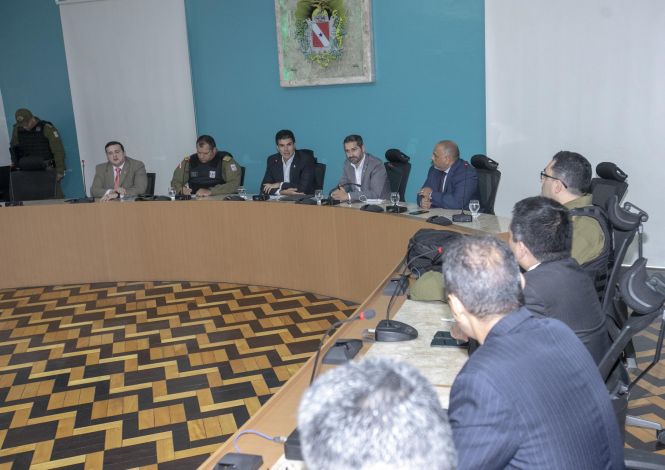Estratégias destinadas a prevenir crimes contra agentes de segurança pública foram discutidas na reunião entre o governador do Pará, Helder Barbalho, e gestores do Sistema Estadual de Segurança Pública, na tarde desta quinta-feira (16), no Palácio do Governo, em Belém. 

FOTO: MARCO SANTOS / AGÊNCIA PARÁ
DATA: 17.05.2019
BELÉM - PARÁ <div class='credito_fotos'>Foto: Marco Santos / Ag. Pará   |   <a href='/midias/2019/originais/593834d6-b4b6-4de0-a534-3e20a354dd0a.jpg' download><i class='fa-solid fa-download'></i> Download</a></div>
