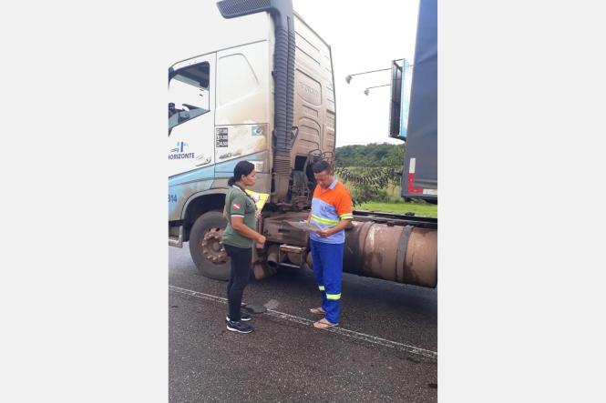 Os caminhoneiros que passavam pela Br-316, na manhã desta quinta-feira (14) foram surpreendidos pelas equipes da Coordenadoria de Educação do Departamento de Trânsito do Estado (Detran/PA).

FOTO: ASCOM / DETRAN
DATA: 14.03.2019
BELÉM - PA <div class='credito_fotos'>Foto: ASCOM / DETRAN   |   <a href='/midias/2019/originais/593de5a4-6713-468b-b8e3-849ebb1e1836.jpg' download><i class='fa-solid fa-download'></i> Download</a></div>