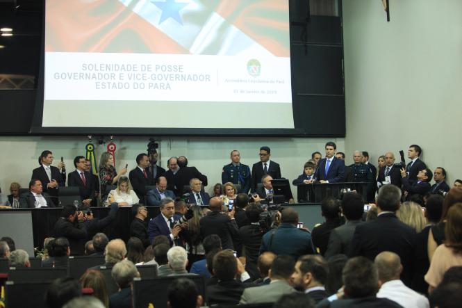 Helder Barbalho (foto) tomou posse como governador do estado do Pará para o quadriênio 2019-2022, ao lado do vice, Lúcio Vale. A sessão solene ocorreu na manhã desta terça-feira (1°), em Belém, no plenário Newton Miranda, da Assembleia Legislativa do Pará (Alepa), e contou com a participação de deputados estaduais e federais, prefeitos, vereadores, secretários escolhidos para compor o novo governo, bem como demais autoridades locais e lideranças dos mais diversos setores. Compuseram a mesa solene, a presidente em exercício da Alepa, a deputada estadual Cilene Couto, o Desembargador do Tribunal de Justiça do Estado do Pará, José Maria Teixeira do Rosário, o senador da República Jader Barbalho, a deputada federal Elcione Barbalho, o vice-prefeito de Belém, Orlando Reis, a presidente do Tribunal de Contas do Estado do Pará, conselheira Lourdes Lima, e o quarto secretário da mesa diretora da Alepa, deputado Soldado Tércio.

FOTO: THIAGO GOMES / AG. PARÁ
DATA: 01.01.2019
BELÉM - PARÁ <div class='credito_fotos'>Foto: Thiago Gomes /Ag. Pará   |   <a href='/midias/2019/originais/593f0013-b0ba-4bae-b694-12bee34b204c.jpg' download><i class='fa-solid fa-download'></i> Download</a></div>