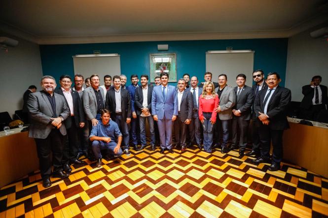 O governador do Estado, Helder Barbalho, assinou, na tarde desta quinta-feira, 07, no Palácio do Governo, contrato com o New Development Bank (NDB), banco multilateral com sede na China, para um empréstimo de US$ 50 milhões. Os recursos serão aplicados em 12 municípios da área de influência da BR-163 (Cuiabá-Santarém), na execução de obras que envolvem cerca de 200 quilômetros de drenagem e pavimentação.

FOTO: MARCELO SEABRA / AGÊNCIA PARÁ
DATA: 07.03.2019
BELÉM - PA <div class='credito_fotos'>Foto: Marcelo Seabra / Ag. Pará   |   <a href='/midias/2019/originais/59444011-8f8e-4e6b-a49d-e4b431ec50e9.jpg' download><i class='fa-solid fa-download'></i> Download</a></div>