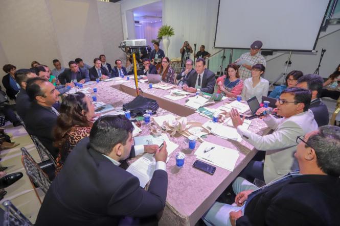 No evento realizado em Macapá, capital do estado do Amapá, o Pará está coordenando a Câmara de Meio Ambiente e Desenvolvimento Sustentável, no contexto do Fórum dos Secretários de Meio Ambiente da Amazônia Legal. Na pauta desta quinta (28), ficou decidido que o Pará ficará mais seis meses como coordenador do Fórum de Secretários e depois passará a coordenação para o Mato Grosso.

FOTO: ASCOM / SEMAS
DATA: 28.03.2019
MACAPÁ - AP <div class='credito_fotos'>Foto: ASCOM / SEMAS   |   <a href='/midias/2019/originais/594e0a83-439a-428a-be8b-5d3ff46b39d3.jpg' download><i class='fa-solid fa-download'></i> Download</a></div>