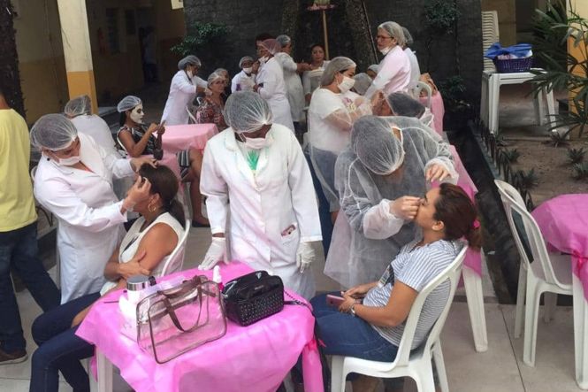 O diagnóstico de câncer limita a vida social e fragiliza a saúde do paciente, nesse contexto manter autoestima elevada é um desafio enfrentado por quem sofre com efeitos colaterais como o enfraquecimento das unhas, a queda de cabelo, a perda das sobrancelhas e o ressecamento da pele. Nesta sexta-feira (10), o Hospital Ophir Loyola promoveu em parceria com voluntários, um dia de beleza durante programação pelo Dia das Mães, para aumentar a confiança de pacientes e acompanhantes, no jardim interno do hospital.

FOTO: ASCOM / OPHIR LOYOLA
DATA; 10.05.2019
BELÉM- PARÁ <div class='credito_fotos'>Foto: ASCOM / OPHIR LOYOLA   |   <a href='/midias/2019/originais/59588f35-5a4f-4fb2-b247-939b9ee4961d.jpg' download><i class='fa-solid fa-download'></i> Download</a></div>