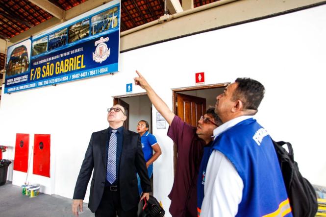Na manhã desta quarta-feira (23), após reunião na sede do Fórum de Salvaterra, no Arquipélago do Marajó, a Agência de Regulação e Controle de Serviços Públicos (Arcon), o Ministério Público e as empresas Henvil; Arapari Navegação e Banav assinaram um Termo de Ajustamento de Conduta (TAC), que consiste na readequação do porto Camará, porta de entrada e saída da região do Marajó. 

FOTO: MAYCON NUNES/AG. PARÁ
DATA: 23.01.2019
SALVATERRA - PARÁ <div class='credito_fotos'>Foto: Maycon Nunes / Ag. Pará   |   <a href='/midias/2019/originais/59632da9-1b89-4498-8675-59e36b2adf28.jpg' download><i class='fa-solid fa-download'></i> Download</a></div>