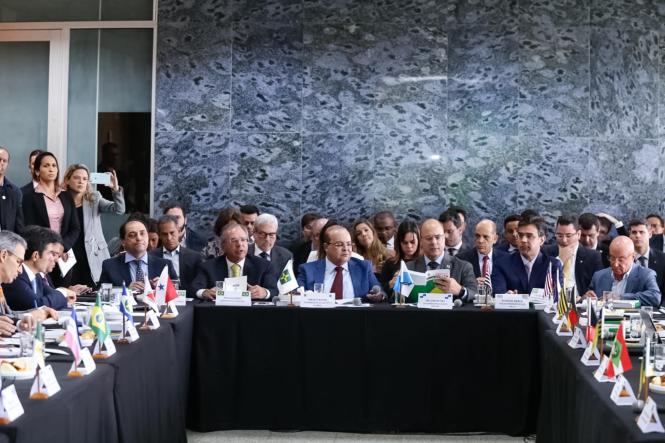 O governador Helder Barbalho participou, nesta terça-feira (26), do segundo encontro do Fórum Nacional de Governadores, em Brasília (DF). O encontro com o ministro da Economia, Paulo Guedes, reuniu os demais chefes dos executivos estaduais no Palácio do Buriti, para tratar da definição de medidas emergenciais de ajuda financeira aos Estados.

FOTO: JAILSON SAM
DATA: 26.03.2019
BRASÍLIA - DF <div class='credito_fotos'>Foto: Jailson Sam / Divulgação   |   <a href='/midias/2019/originais/59801a50-b72e-4224-a530-cbca646fa4d9.jpg' download><i class='fa-solid fa-download'></i> Download</a></div>