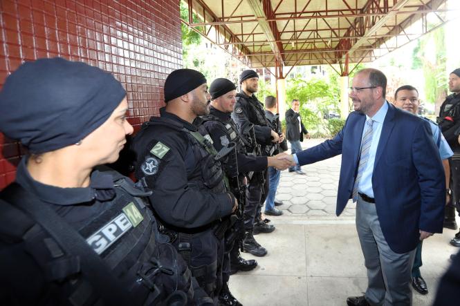O governador Helder Barbalho participou na manhã desta terça-feira (22), na sede da delegacia geral, da cerimônia de posse do novo delegado geral da Polícia Civil do Pará, Alberto Teixeira, e da nova diretoria do órgão. Vários secretários e autoridades também marcaram presença no evento. Na ocasião, o governador destacou a importância da Polícia Civil para o enfrentamento e combate à violência no Pará. O governador falou da dificuldade de enfrentamento do crime, mas ressaltou não medirá esforços para o combate a criminalidade.

FOTO: AG. PARÁ
DATA: 22.01.2019
BELÉM - PARÁ <div class='credito_fotos'>Foto: Agência Pará   |   <a href='/midias/2019/originais/59905dac-cd03-48e3-a065-deeb983c4a25.jpg' download><i class='fa-solid fa-download'></i> Download</a></div>