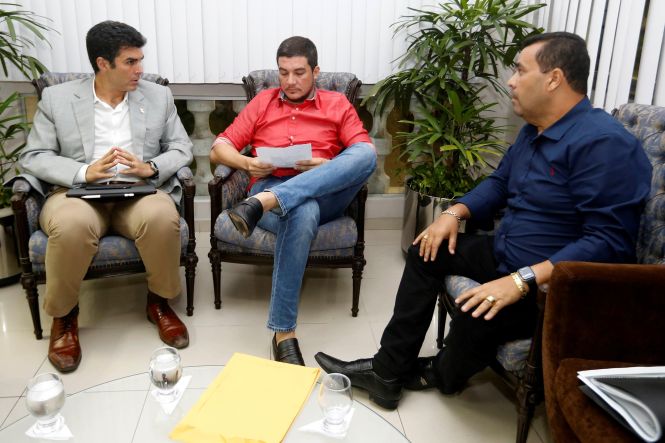 Seguindo a agenda de atendimento a municípios, o governador do Estado, Helder Barbalho, recebeu, na noite desta terça-feira (30), no Palácio do Governo, em Belém, uma comitiva de Igarapé-Miri, da região nordeste do Estado. O grupo, capitaneado pelo prefeito Ronélio Quaresma, apresentou demandas do município, sobretudo nas áreas de infraestrutura, e solicitou apoio do governo para a conclusão de obras estratégicas para a região, como a ponte sobre o rio Meruú, que liga Igarapé-Miri a municípios como Mocajuba e Baião.
Ronie Silva, e o vereador de Marituba, Wildson Mello, ambas as cidades na Região Metropolitana de Belém (RMB).

FOTO: MARCELO SEABRA / AGÊNCIA PARÁ
DATA: 01.05.2019
BELÉM - PARÁ <div class='credito_fotos'>Foto: Marcelo Seabra / Ag. Pará   |   <a href='/midias/2019/originais/599c4189-953c-40d4-a657-8aaf89ec6c90.jpg' download><i class='fa-solid fa-download'></i> Download</a></div>