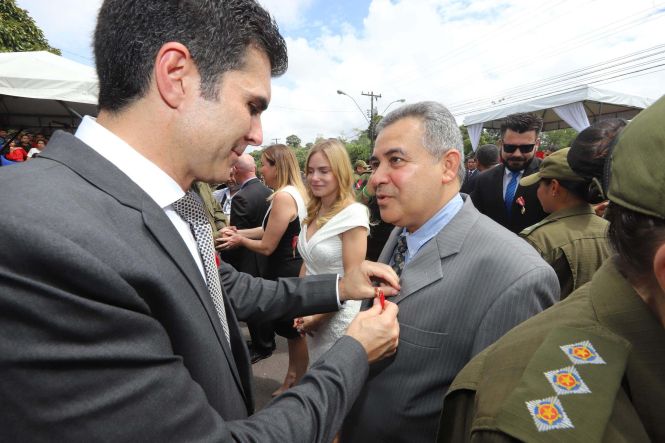 O patrono das Polícias Militares do Brasil, o alferes Joaquim José da Silva Xavier, o Tiradentes, foi homenageado na manhã desta segunda-feira (22), em Belém, em solenidade realizada na sede do Comando-Geral da Polícia Militar, localizado na Rodovia Augusto Montenegro. Presidindo a cerimônia, o governador do Estado, Helder Zaluth Barbalho, parabenizou os 569 policiais militares promovidos em 21 de Abril, e ressaltou os números alcançados nos três primeiros meses do ano, destacando como fator decisivo o esforço dos policiais militares e dos demais órgãos que integram o Sistema de Segurança Pública do Estado.

FOTO: MARCO SANTOS / AGÊNCIA PARÁ
DATA: 22.04.2019
BELÉM - PARÁ <div class='credito_fotos'>Foto: Marco Santos / Ag. Pará   |   <a href='/midias/2019/originais/599ccb09-f402-4688-b1f4-75c30d9525ea.jpg' download><i class='fa-solid fa-download'></i> Download</a></div>