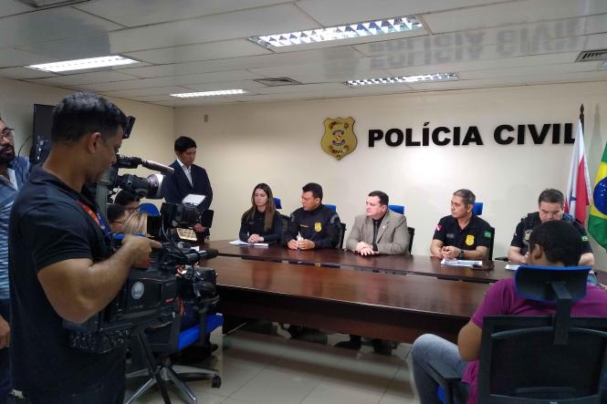 Em apenas um dia, 33 envolvidos em crimes foram presos pela Polícia Civil do Pará nesta sexta-feira (28), durante a Operação Hárpia, deflagrada na Região Metropolitana de Belém. No total, 120 policiais civis e militares saíram às ruas para cumprir mandados de prisão de foragidos de Justiça. No final da manhã, as informações sobre a operação foram repassadas em uma coletiva de imprensa, na sede da Delegacia-Geral de Polícia Civil. Presidida pelo delegado-geral Alberto Teixeira, a coletiva contou com a participação dos diretores de Polícia Metropolitana, delegado Marco Antônio Duarte; de Polícia Especializada, delegado Sérvulo Cabral; de Polícia do Interior, delegado José Humberto Melo, e da diretora de Atendimento a Grupos Vulneráveis, delegada Priscila Morgado.

FOTO: DIVULGAÇÃO POLICIA CIVIL
DATA: 28.02.2019
BELÉM - PARÁ <div class='credito_fotos'>Foto: Divulgação / Policia Civil - Pará   |   <a href='/midias/2019/originais/59a71b65-e944-48ec-8fb0-5e48a68e7ede.jpg' download><i class='fa-solid fa-download'></i> Download</a></div>