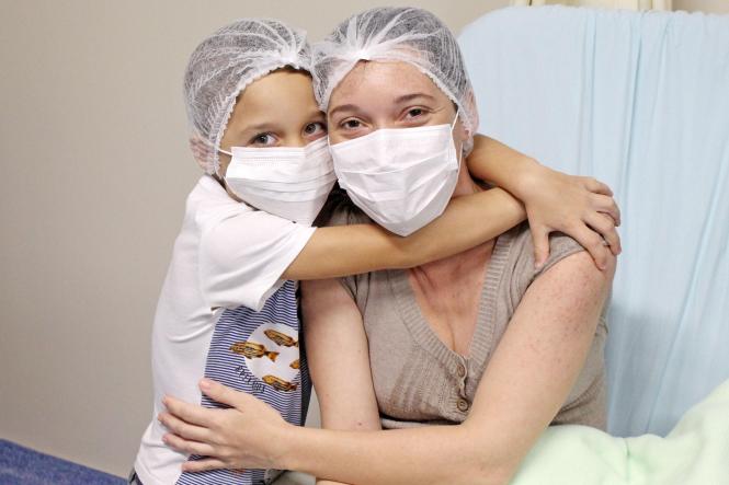 Com um toque singelo e cantando para a irmã Daniella, o pequeno Lucas Cardane, com apenas seis anos, já vive o drama de ter um ente querido internado na Unidade de Cuidados Intensivos (UCI). A recém-nascida teve desconforto respiratório logo após o parto e precisou permanecer hospitalizada. Nesta quarta-feira, 13, os dois se encontraram pela primeira vez.    

FOTO: ASCOM / HMIB
DATA: 15.02.2019 <div class='credito_fotos'>Foto: ASCOM / HMIB   |   <a href='/midias/2019/originais/59b40160-2b18-4441-ac9e-eed195d7e616.jpg' download><i class='fa-solid fa-download'></i> Download</a></div>