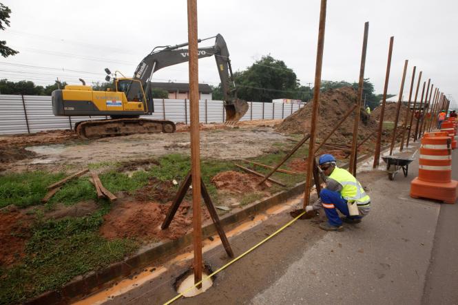 A BR-316, principal acesso rodoviário da capital paraense, passará nos próximos 19 meses pela maior intervenção estrutural desde que ganhou o atual formato de 6 pistas (3 pistas de entrada e 3 pistas de saída da cidade). Alguns trechos possuem, inclusive, 8 pistas. A obra de ampliação foi feita na década de 80, pelo Governo Federal. Desde então, a via passou por várias revitalizações de menor porte, como ocorreu no trecho entre a Prefeitura de Ananindeua e a sede do Clube Associação Atlética Banco do Brasil (AABB), na época em que o atual governador do Pará, Helder Barbalho, era prefeito do município da região metropolitana de Belém.

FOTO: FERNANDO ARAÚJO/AG. PARÁ
DATA: 23.01.2019
BELÉM - PARÁ <div class='credito_fotos'>Foto: Fernando Araújo/Ag. Pará   |   <a href='/midias/2019/originais/59baf03e-0640-4d18-b028-18f0622d6232.jpg' download><i class='fa-solid fa-download'></i> Download</a></div>