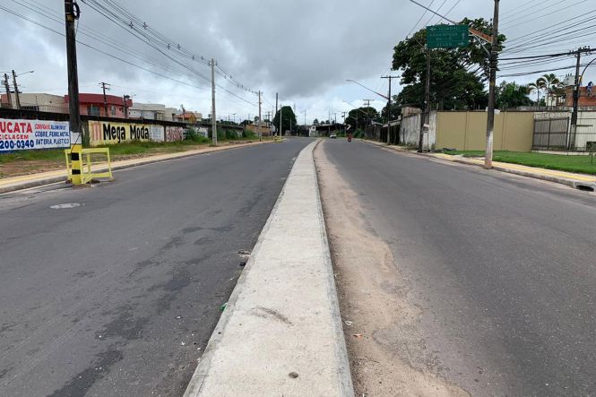 Com o objetivo de dialogar e levar informação e esclarecimentos à sociedade, o Núcleo de Gerenciamento de Transporte Metropolitano (NGTM) reuniu com a Associação dos Moradores do Benguí (AMOB), em Belém, no final da tarde da terça-feira (23), para apresentar o projeto de Adequação e Duplicação da Rua Yamada - Rodovia do Tapanã, obra que está sendo executada pelo Governo do Estado.

FOTO: ASCOM / NGTM
DATA: 24.04.2019
BELÉM - PARÁ <div class='credito_fotos'>Foto: ASCOM NGTM   |   <a href='/midias/2019/originais/59c7d6bc-e670-405d-ac46-fa5d3ade82a0.jpg' download><i class='fa-solid fa-download'></i> Download</a></div>