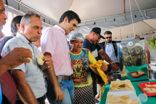 O governador Hélder Barbalho visitou nesta sexta (24), a cidade de Floresta do Araguaia, no Sul do Pará, que está sediando, de 23/05 a 26/05, a 26° edição do Festival do Abacaxi, festa tradicional da região. O município é o maior produtor de abacaxi do país, com uma safra aproximada de 350 milhões de frutos por ano, segundo dados da Empresa de Assistência Técnica e Extensão Rural do Estado do Pará (Emater).

FOTO: JADER PAES / AGÊNCIA PARÁ
DATA: 24.05.2019
FLORESTA DO ARAGUAIA - PARÁ <div class='credito_fotos'>Foto: JADER PAES / AG. PARÁ   |   <a href='/midias/2019/originais/59e2f34a-163a-4091-b18e-d192d351d223.jpg' download><i class='fa-solid fa-download'></i> Download</a></div>