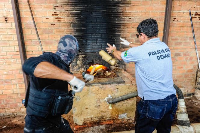 A Polícia Civil do Pará incinerou, na manhã desta segunda-feira (11), cerca de uma tonelada de drogas, dentre elas maconha, cocaína e derivados. A incineração foi realizada em uma indústria de cerâmica, localizada em Marituba, região metropolitana de Belém, após autorização judicial. Segundo o delegado Augusto Potiguar, diretor da Divisão Estadual de Narcóticos (Danarc), a maior parte das drogas foi apreendida no início deste ano e outra parte no primeiro semestre do ano passado, como resultado de operações policiais de combate ao tráfico de drogas. A incineração contou com as presenças de representantes do Ministério Público do Estado e Vigilância Sanitária.

FOTO: ASCOM / POLÍCIA CIVIL
DATA: 11.03.2019
BELÉM - PA <div class='credito_fotos'>Foto: Ascom / Polícia Civil   |   <a href='/midias/2019/originais/59f3b0a9-5af4-4285-a80d-edc6c036c814.jpg' download><i class='fa-solid fa-download'></i> Download</a></div>
