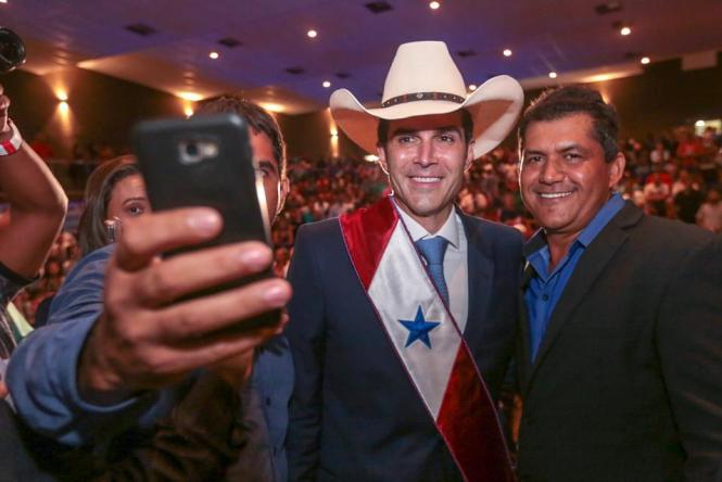 O novo Governador do Pará, Helder Barbalho (foto), participou na tarde desta terça-feira, 1° de janeiro, de ato solene na cidades de Marabá, marcando o início da sua gestão à frente do Estado do Pará.

FOTO: MARCO SANTOS
DATA: 01.01.2019
MARABÁ - PARÁ <div class='credito_fotos'>Foto: MARCO SANTOS   |   <a href='/midias/2019/originais/59f61f9b-3bbb-4fea-8385-03b7ee0caadd.jpg' download><i class='fa-solid fa-download'></i> Download</a></div>