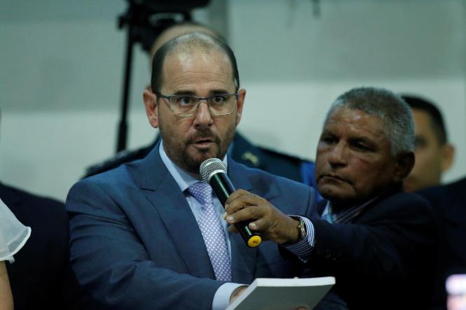 Helder Barbalho tomou posse como governador do estado do Pará para o quadriênio 2019-2022, ao lado do vice, Lúcio Vale (foto). A sessão solene ocorreu na manhã desta terça-feira (1°), em Belém, no plenário Newton Miranda, da Assembleia Legislativa do Pará (Alepa), e contou com a participação de deputados estaduais e federais, prefeitos, vereadores, secretários escolhidos para compor o novo governo, bem como demais autoridades locais e lideranças dos mais diversos setores. Compuseram a mesa solene, a presidente em exercício da Alepa, a deputada estadual Cilene Couto, o Desembargador do Tribunal de Justiça do Estado do Pará, José Maria Teixeira do Rosário, o senador da República Jader Barbalho, a deputada federal Elcione Barbalho, o vice-prefeito de Belém, Orlando Reis, a presidente do Tribunal de Contas do Estado do Pará, conselheira Lourdes Lima, e o quarto secretário da mesa diretora da Alepa, deputado Soldado Tércio.

FOTO: THIAGO GOMES / AG. PARÁ
DATA: 01.01.2019
BELÉM - PARÁ <div class='credito_fotos'>Foto: Thiago Gomes /Ag. Pará   |   <a href='/midias/2019/originais/59f8b368-b544-473a-a5b6-57e4f527bba4.jpg' download><i class='fa-solid fa-download'></i> Download</a></div>