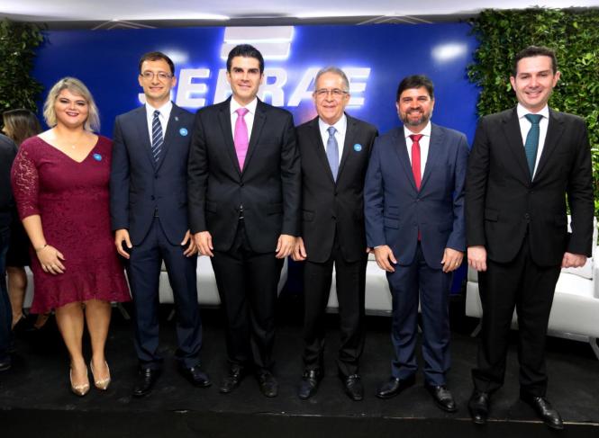 O governador Helder Barbalho (foto) esteve na noite da quinta-feira, 03, na cerimônia de posse da nova diretoria do Serviço de Apoio às Micro e Pequenas Empresas (Sebrae-PA). Durante o evento, que aconteceu na sede da Federação do Comércio do Estado do Pará (Fecomércio), foram empossados o presidente do Conselho Deliberativo Estadual (CDE) e os três diretores executivos do Sebrae. Também tomaram posse membros do CDE e do Conselho Fiscal da instituição. O diretor-superintendente Rubens Magno; o diretor técnico, Fabrizio Guaglianone e a diretora administrativa e financeira, Cássia Rodrigues foram eleitos pelos membros do CDE no dia 11 de dezembro de 2018, e integrarão a Diretoria Executiva do Sebrae no Pará no quadriênio 2019/2022. Antes da eleição da diretoria, Sebastião Campos foi escolhido presidente do CDE e Valmir Batista foi reeleito à presidência do Conselho Fiscal da instituição.

FOTO: MARCO SANTOS
DATA: 04.01.2019
BELÉM - PARÁ <div class='credito_fotos'>Foto: MARCO SANTOS   |   <a href='/midias/2019/originais/5a003739-3de7-4eca-a9fc-ac53f7fbd4b9.jpg' download><i class='fa-solid fa-download'></i> Download</a></div>
