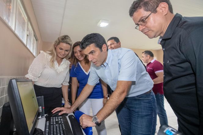 Na manhã desta sexta-feira (17), o governador do Estado, Helder Barbalho, reinaugurou a Escola Estadual de Ensino Fundamental e Médio Manoel Lobato, em Primavera, região bragantina. A unidade de ensino foi reformada e ampliada com recursos de mais de R$ 1.700 milhão, que foram financiados pelo Banco Interamericano de Desenvolvimento (Bid).

FOTO: MARCO SANTOS / AGÊNCIA PARÁ
DATA: 17.05.2019
PRIMAVERA - PARÁ <div class='credito_fotos'>Foto: Marco Santos / Ag. Pará   |   <a href='/midias/2019/originais/5a0e8c4e-7f5d-4057-b133-28608e7828a7.jpg' download><i class='fa-solid fa-download'></i> Download</a></div>