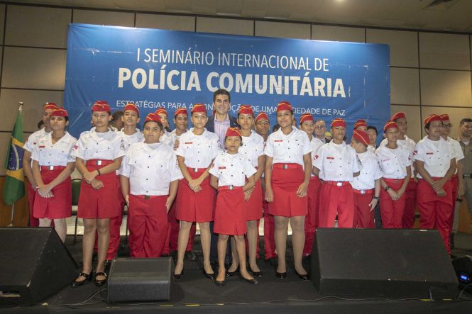 Com o objetivo de discutir as questões de segurança pública e direcioná-las para o programa de governo de Territórios de Pacificação, o Governo do Estado, por meio da Secretaria de Segurança Pública e Defesa Social do Pará (Segup), iniciou na manhã desta quinta-feira (9), o “I Seminário Internacional de Polícia Comunitária”. A programação ocorre no Hangar Centro de Convenções, em Belém.

FOTO: MARCO SANTOS / AGÊNCIA PARÁ
DATA: 09.05.2019
BELÉM - PARÁ <div class='credito_fotos'>Foto: Marco Santos / Ag. Pará   |   <a href='/midias/2019/originais/5a325176-7289-4dcc-8578-55aa9918cff0.jpg' download><i class='fa-solid fa-download'></i> Download</a></div>