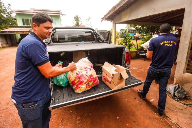 A Defesa Civil do Estado chegou, nesta terça-feira (26), a Paragominas, para a instalação de um Centro de Gerenciamento de Crise. O objetivo é traçar um panorama do desastre e tomar medidas emergenciais a partir disso. O município, assim como São Domingo do Capim, sofre com as enchentes, em decorrência das fortes chuvas e do fenômeno da maré alta, desde o último fim de semana.

FOTO :MAYCON NUNES / AGÊNCIA PARÁ
DATA: 26.03.2019
PARAGOMINAS - PA <div class='credito_fotos'>Foto: Maycon Nunes / Ag. Pará   |   <a href='/midias/2019/originais/5a421576-656b-4872-9f7f-c3830b9d476b.jpg' download><i class='fa-solid fa-download'></i> Download</a></div>