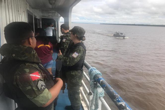 Na manhã desta quarta-feira (17), cerca de 300 quilos de pirarucu e mais de uma tonelada e meia de outras espécies de pescado sem procedência e nota fiscal, além de diversos produtos de origem chinesa, como equipamentos eletrônicos, foram apreendidos no furo do Carnapijó, próximo ao município de Barcarena, na região do Baixo Tocantins, por quase 15 policiais. A embarcação que transportava a carga foi conduzida até um porto, em Belém.

FOTO: ASCOM / SEGUP
DATA: 17.04.2019
BELÉM - PARÁ <div class='credito_fotos'>Foto: ASCOM / SEGUP   |   <a href='/midias/2019/originais/5a55deef-b095-48d2-8e1d-a16a32bc693c.jpg' download><i class='fa-solid fa-download'></i> Download</a></div>