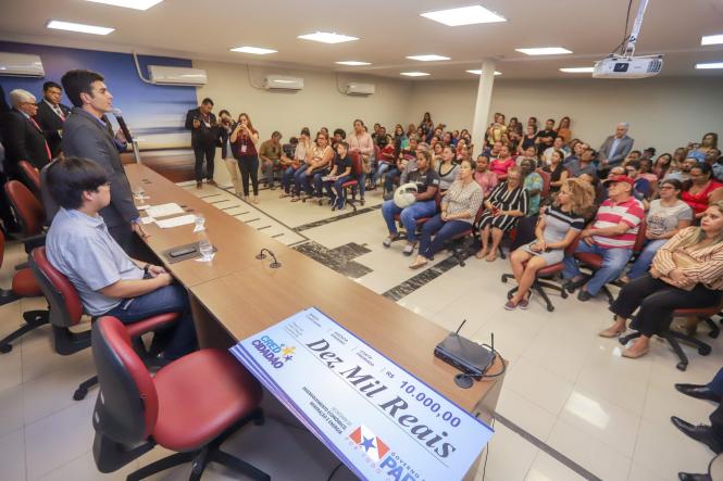 O governador do Estado, Helder Barbalho, entregou, na tarde desta terça-feira (16), no auditório da Casa Civil, em Belém, 53 microcréditos para mulheres empreendedoras ligadas a instituições como Associação dos Vendedores Artesanais de Açaí de Belém (Avabel) e Associação de Esposas e Familiares de Praças do Pará, um investimento de mais de R$ 268 mil do Governo do Estado, o que vai gerar mais de 100 postos de trabalho.

FOTO: MARCO SANTOS / AGÊNCIA PARÁ
DATA: 16.04.2019
BELÉM - PARÁ <div class='credito_fotos'>Foto: Marco Santos / Ag. Pará   |   <a href='/midias/2019/originais/5a8d131e-0fa4-4c4a-8e0b-b0f4da1e5b6d.jpg' download><i class='fa-solid fa-download'></i> Download</a></div>