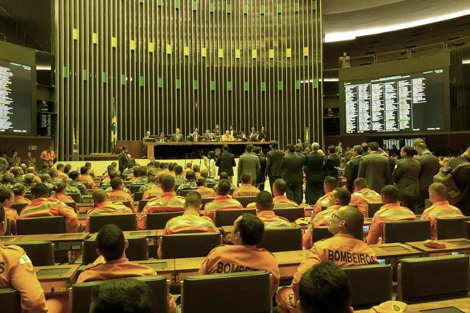 Após brava e exemplar atuação no socorro e resgate de vítimas da tragédia ocorrida em Brumadinho, em Minas Gerais, no dia 25 de janeiro, integrantes da corporação do Corpo de Bombeiros Militar do Pará (CBM-PA) foram homenageados pela Câmara dos Deputados Federais, em Brasília. A sessão solene que os prestigiou foi realizada no Plenário Ulysses Guimarães, na última quinta-feira (14).

FOTO: ASCOM / CBMPA
DATA: 16.03.2019
BRASÍLIA - DF <div class='credito_fotos'>Foto: ASCOM / CBMPA   |   <a href='/midias/2019/originais/5a9da305-2791-4bc4-9f50-ad4ae6f582c6.jpg' download><i class='fa-solid fa-download'></i> Download</a></div>