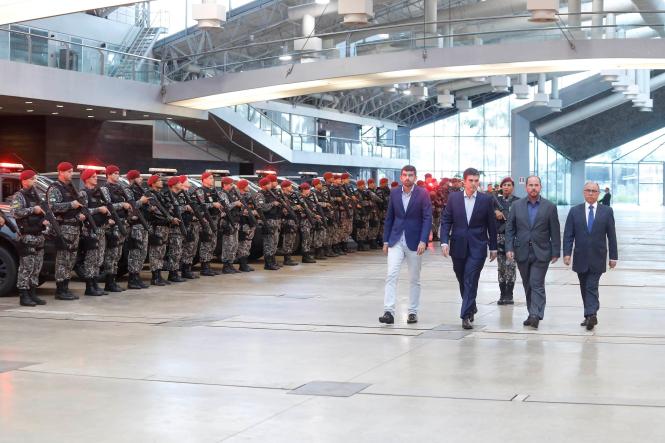 A partir desta segunda-feira (25), 200 agentes da Força Nacional já estão reforçando a segurança pública em cinco bairros de Belém (Guamá, Jurunas, Terra Firme, Cabanagem e Benguí), e em áreas críticas dos municípios de Ananindeua e Marituba. O pontapé inicial da operação “Nazaré” – uma homenagem à padroeira do Pará – foi dado no final da tarde pelo governador do Estado, Helder Barbalho, em cerimônia realizada no Hangar Centro de Convenções. De lá, as 44 viaturas da corporação seguiram para dar início às atividades ostensivas, a serem realizadas em parceria com o sistema estadual de segurança, pelo prazo inicial de 90 dias, que podem ser prorrogados por igual período, de acordo com a necessidade.

FOTO: MARCELO SEABRA / AGÊNCIA PARÁ
DATA: 25.03.2019
BELÉM - PA <div class='credito_fotos'>Foto: Marcelo Seabra / Ag. Pará   |   <a href='/midias/2019/originais/5abc2a1c-4e9f-4e74-a60c-27c4ae40be29.jpg' download><i class='fa-solid fa-download'></i> Download</a></div>