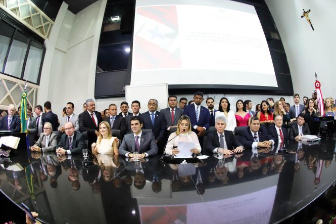 O governador Helder Barbalho prestigiou, na manhã desta sexta-feira (1°), a posse dos novos deputados estaduais do Pará, no plenário Newton Miranda, da Assembleia Legislativa do Estado (Alepa). Na ocasião, os parlamentares também elegeram a nova Mesa Diretora da Casa para um mandato de dois anos. O presidente será o deputado Daniel Barbosa Santos, mais conhecido como Dr. Daniel, sem partido no momento. A cerimônia foi conduzida pela deputada Cilene Couto, tendo como secretários os deputados Martinho Carmona e Miro Sanova.   

FOTO: MARCO SANTOS/AG. PARÁ
DATA: 01.02.2019
BELÉM - PARÁ <div class='credito_fotos'>Foto: Marco Santos / Ag. Pará   |   <a href='/midias/2019/originais/5ae2f450-d3e5-4c67-9faa-65fcf7868955.jpg' download><i class='fa-solid fa-download'></i> Download</a></div>