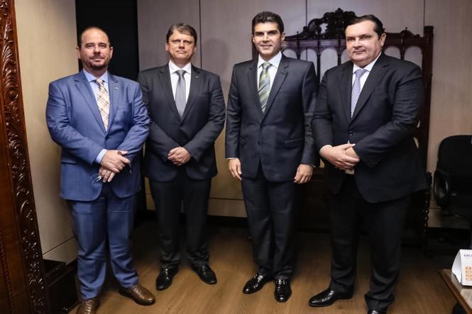 Entre as agendas cumpridas em Brasília, nesta quarta-feira (13), o governador do Estado, Helder Barbalho, esteve reunido com o ministro da Infraestrutura, Tarcísio Gomes de Freitas, para tratar da situação de diversas estradas do Pará e outras obras importantes para o Estado. Na ocasião, o ministro informou ao governador que, em breve, será assinada a ordem de serviço para a duplicação da BR-316 no trecho que vai de Castanhal até a divisa com o Maranhão. Segundo Freitas, também estão previstos investimentos para a manutenção da BR-155 e para a reconstrução de pontes na BR-158. Ambas as vias cortam municípios do sul e sudeste paraense.

FOTO: JAILSON SAN
DATA: 14.03.2019
BRASÍLIA - DF <div class='credito_fotos'>Foto: Jailson Sam / Divulgação   |   <a href='/midias/2019/originais/5aeb3880-9fdb-429f-ae9e-c0e3e7d4875a.jpg' download><i class='fa-solid fa-download'></i> Download</a></div>