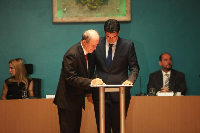 Na primeira manhã de trabalho do Governador Helder Barbalho, nesta quarta-feira (02), foi assinado ofício enviado ao Ministro da Justiça e Segurança Pública, Sérgio Fernando Moro, solicitando o emprego de 500 agentes da Força Nacional de Segurança Pública para imediato reforço do efetivo local e preservação da ordem pública. Helder ainda deu posse aos secretários, presidentes de instituições e diretores que fazem parte de sua equipe. Logo no inicio da manhã Helder Barbalho visitou as tropas da ação integrada da Secretaria de Estado de Segurança Pública (Segup) que leva o reforço da segurança para os bairros de Belém envolvendo cerca de 400 agentes. Durante a posse dos novos secretários (foto) o governador Helder Barbalho ressaltou a absoluta confiança nos nomeados cujas escolhas foram pautadas fundamentalmente por critérios técnicos e de acordo com a qualificação profissional de cada um deles. Para ele os critérios de escolha utilizados “permitirão um novo patamar de gestão ao Estado e que possamos o quanto antes fazer chegar à sociedade paraense as mudanças desejadas e reivindicadas por cada cidadão deste Estado”, comentou.

FOTO: CRISTINO MARTINS / AG. PARÁ
DATA: 02.01.2019
BELÉM - PARÁ <div class='credito_fotos'>Foto: Cristino Martins/Ag. Pará   |   <a href='/midias/2019/originais/5af637e8-5395-40e9-b44e-f14806bf263b.jpg' download><i class='fa-solid fa-download'></i> Download</a></div>